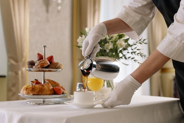Un petit déjeuner gourmet à l'Hôtel Montparnasse Daguerre à Paris